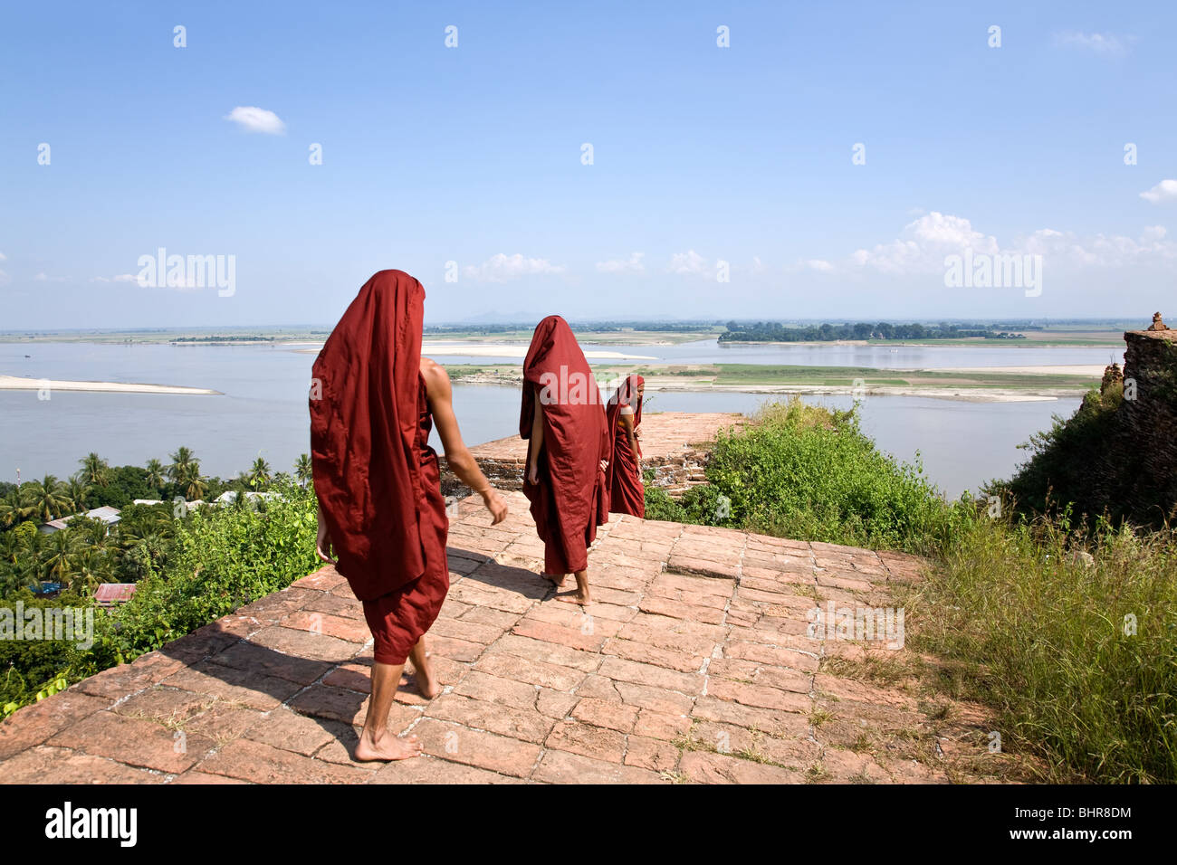 Buddhistische Mönche Mingun besuchen. Myanmar Stockfoto