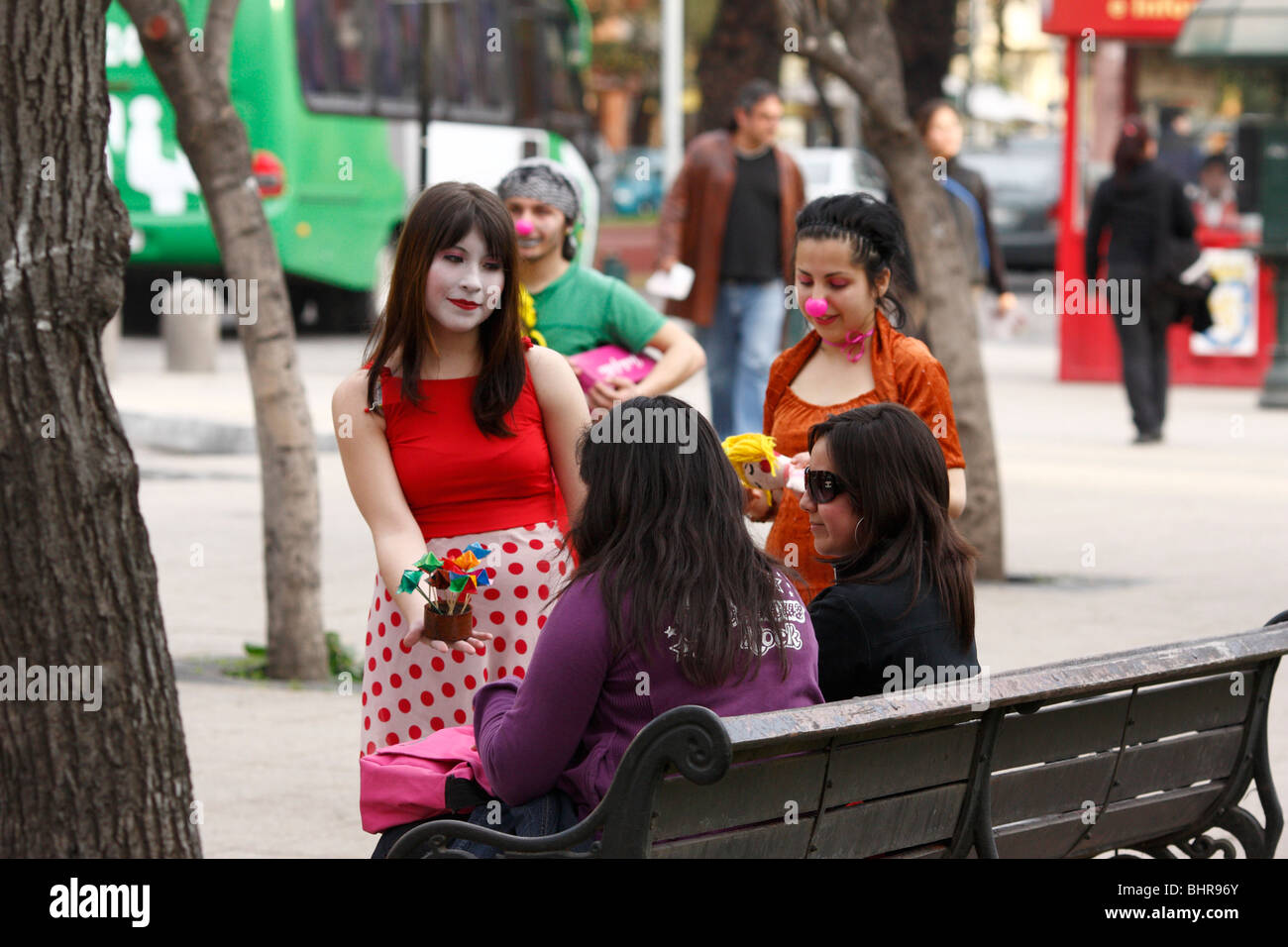 Verschleierte Mädchen in einem Park in Santiago de Chile, Chile Stockfoto