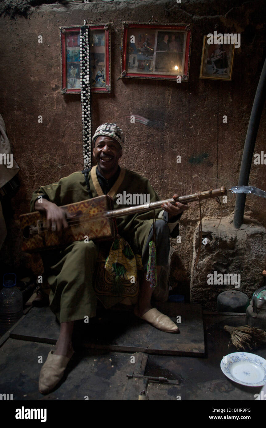 Gnawa Musiker in der Medina von Marrakesch, Marokko Nordafrika Stockfoto