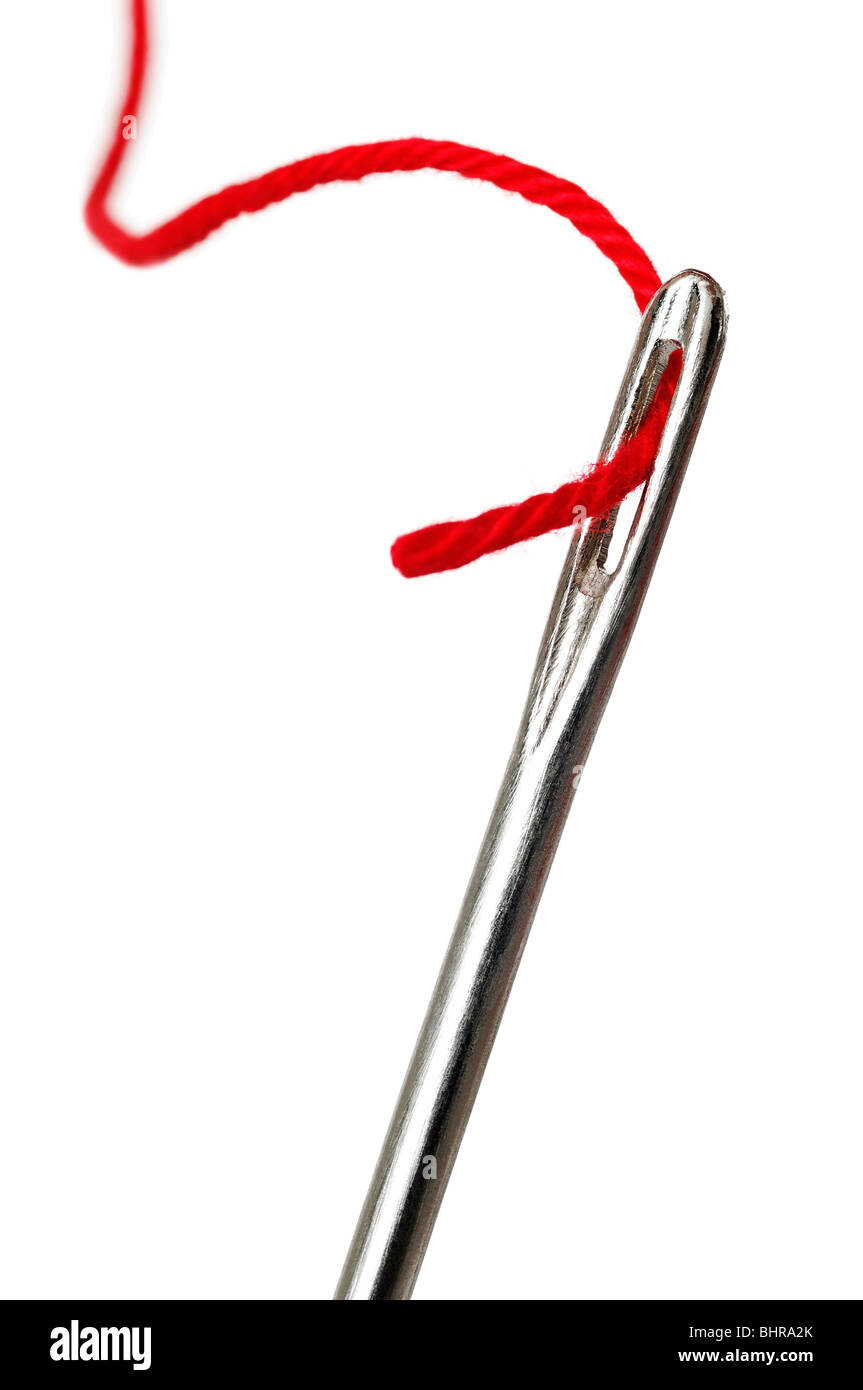 Eine Nadel einfädeln Stockfoto