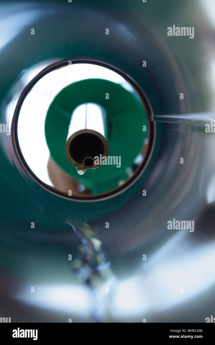 Benzin, rieselt eine Fallleitung Benzin von einer Pumpe Stockfoto