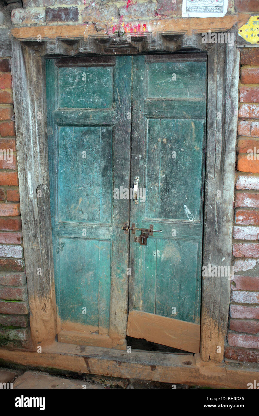 blaue Tür im Dorf in der Nähe von Kathmandu-nepal Stockfoto