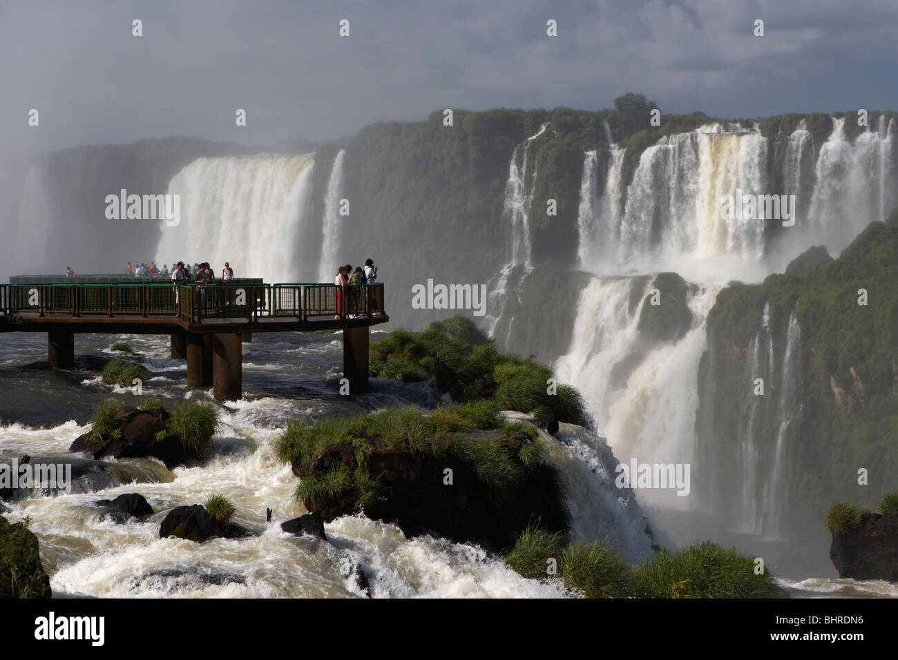 Touristen auf der Plattform über Iguazu fällt auf der brasilianischen Seite Iguaçu Nationalpark, Parana, Brasilien, Südamerika Stockfoto