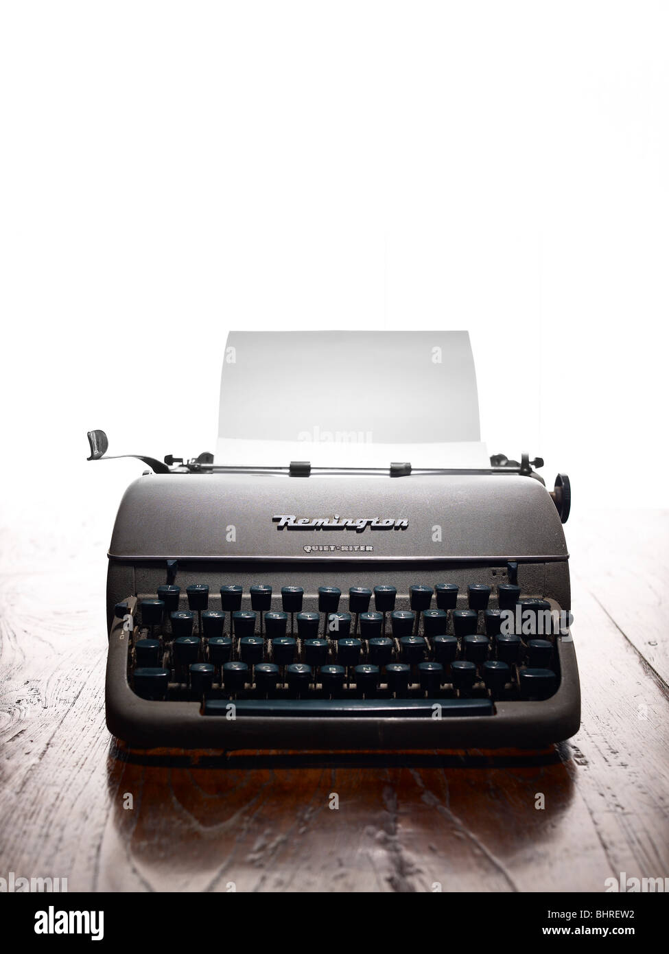 alte Schreibmaschine auf einem Holztisch Stockfoto