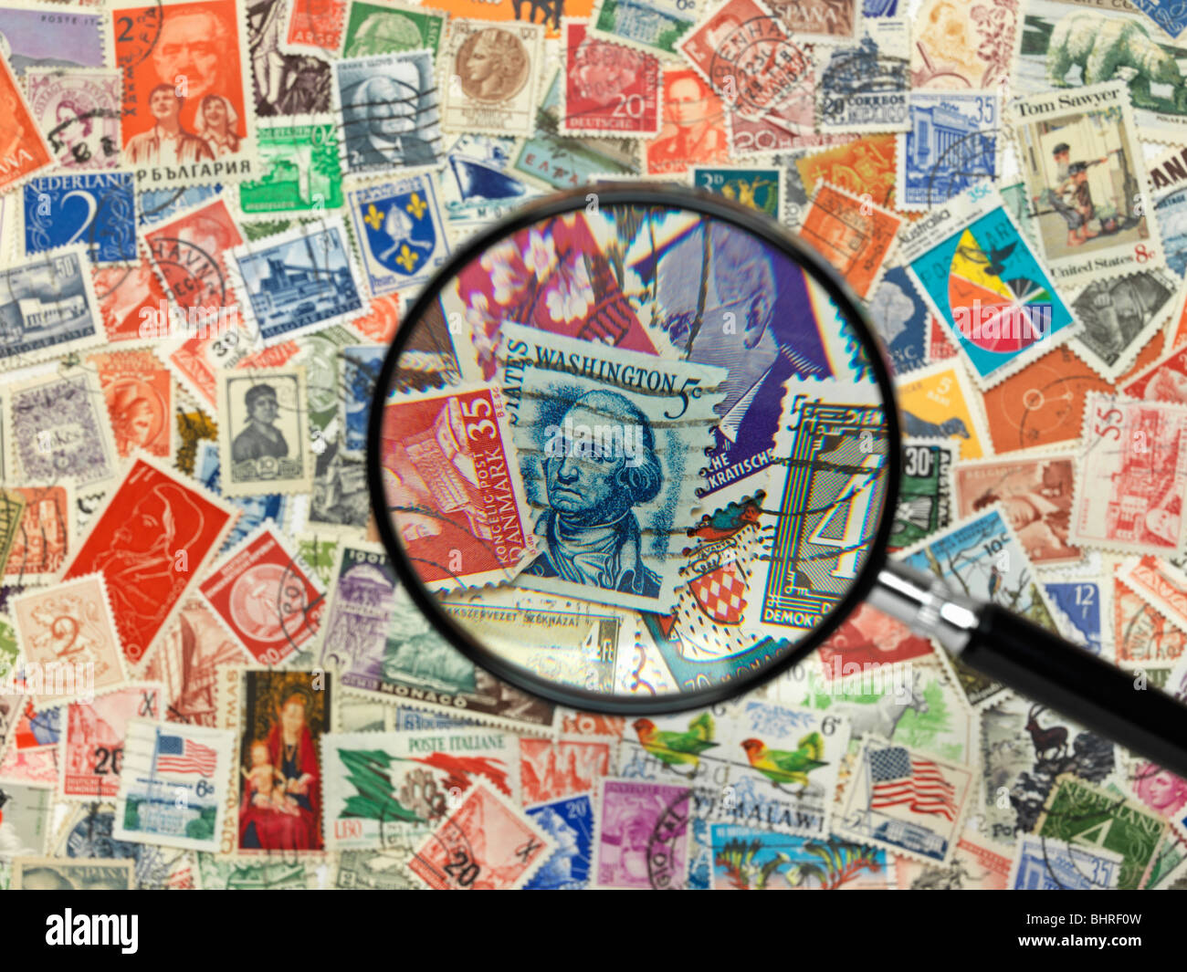 Internationale Briefmarken der Welt mit Zoomfunktion Glas Stockfoto
