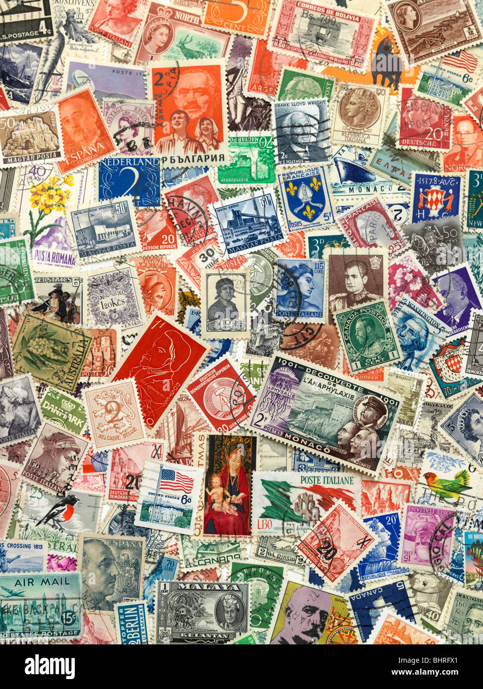 Internationale Briefmarken der Welt, Stillleben Sammlung, Briefmarken füllen den gesamten Rahmen des Bildes. Stockfoto