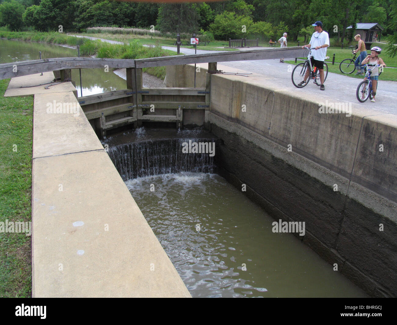 Kanal sperren Ohio und Erie-Kanal Leinpfad Trail Biker Cuyahoga Valley National Park-Ohio Stockfoto