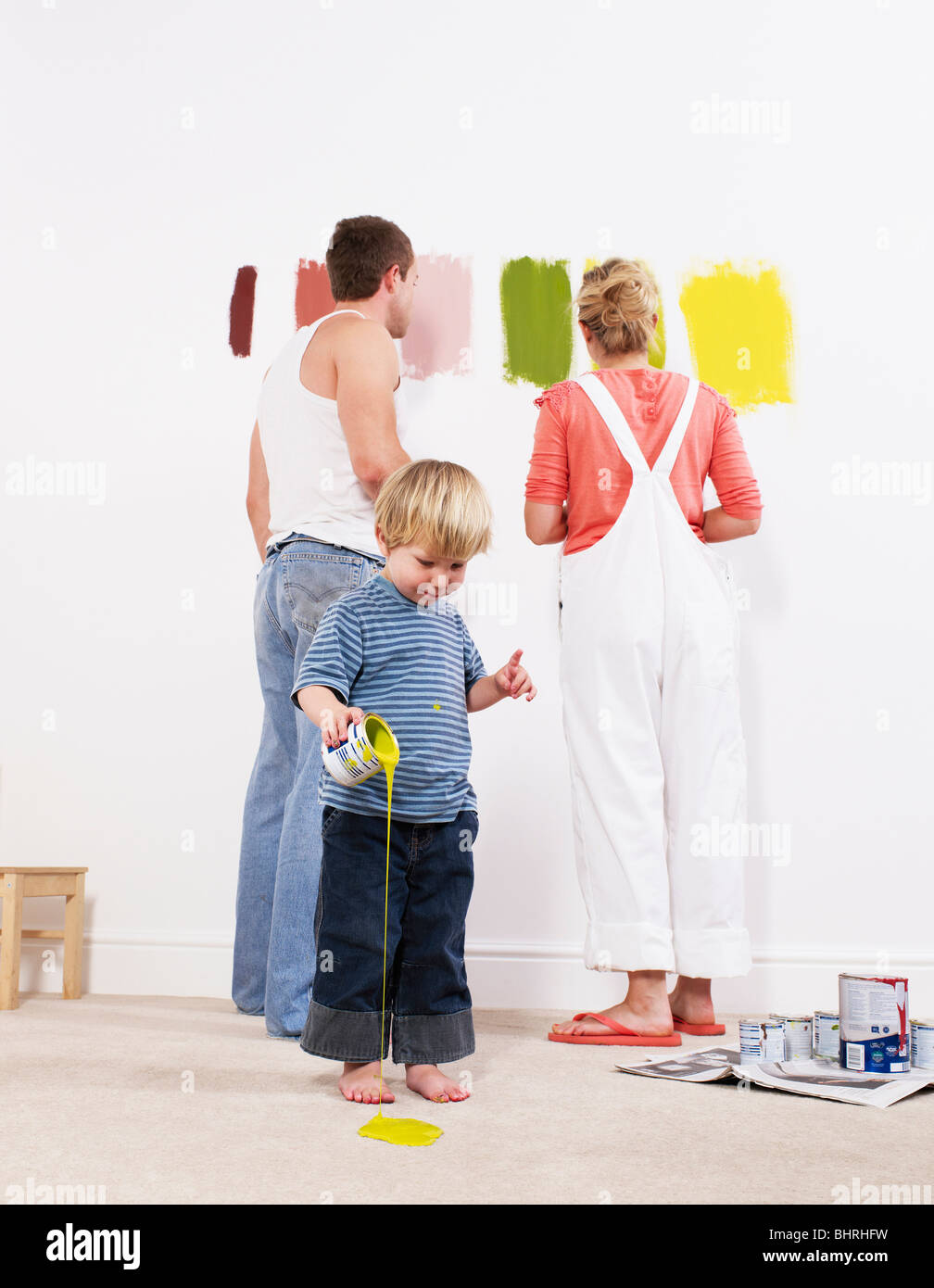 Kleinkind Jungen Giessen Farbe Auf Teppich Stockfoto Bild