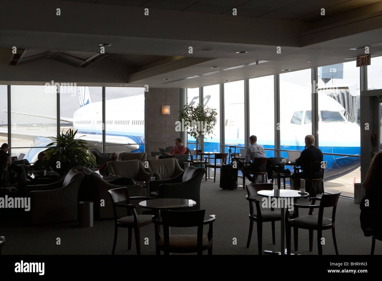 Passagiere warten in der united Airlines Red Carpet Club lounge Chicago O' Hare internationaler Flughafen Usa Stockfoto