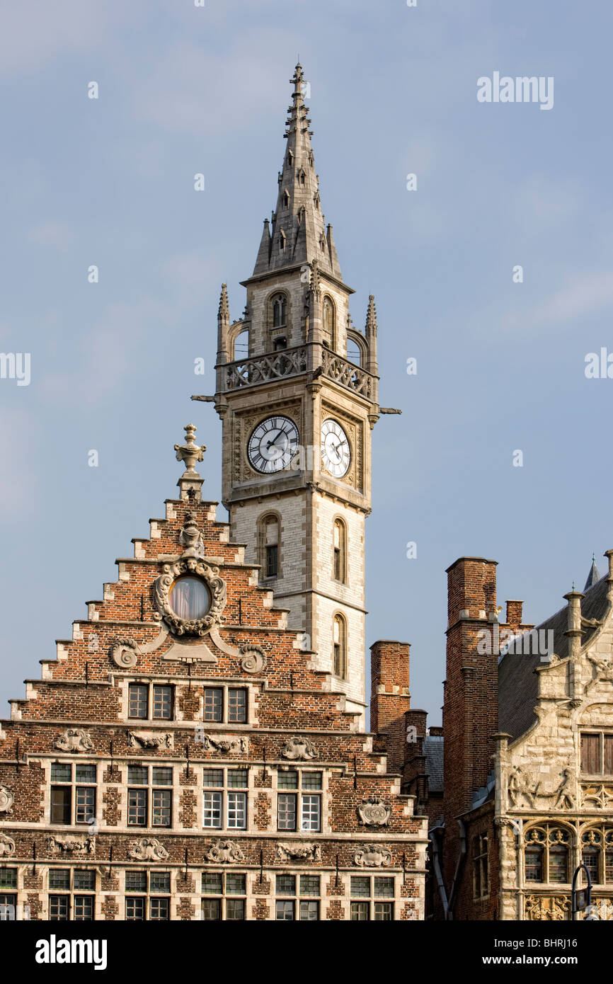 Guild Häuser mit Uhrturm am Graslei Kai in Gent, Flandern, Belgien, Europa Stockfoto