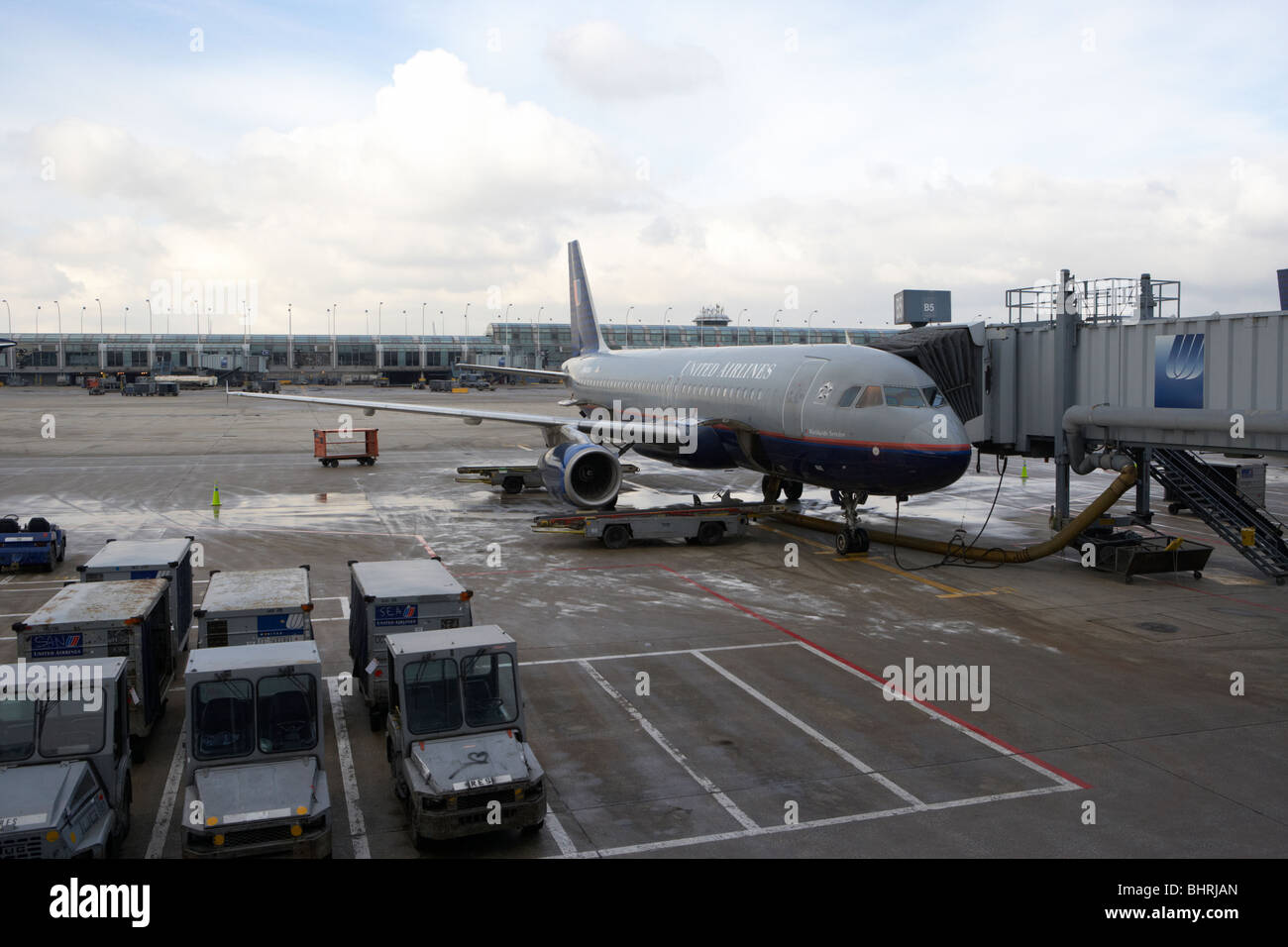 United Airlines Airbus a320 N443UA auf stand B5 in einem kalten winterlichen Tag am O' Hare internationaler Flughafen Chicago Usa Stockfoto