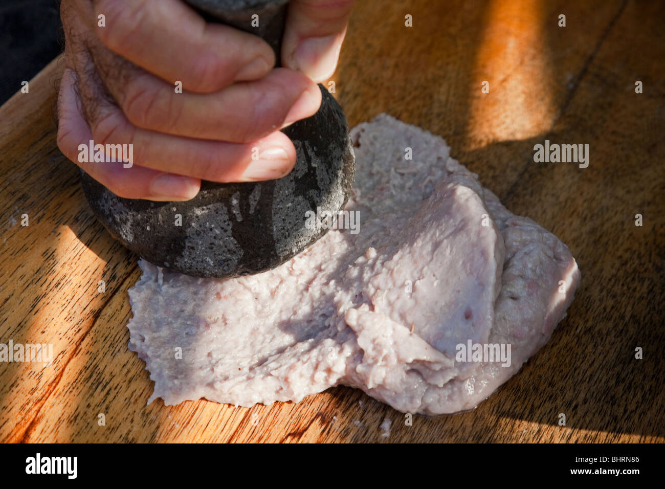 POI-Pfünder auf gekochten Tarowurzel verwendet, um Poi für das Essen vorzubereiten. Stockfoto