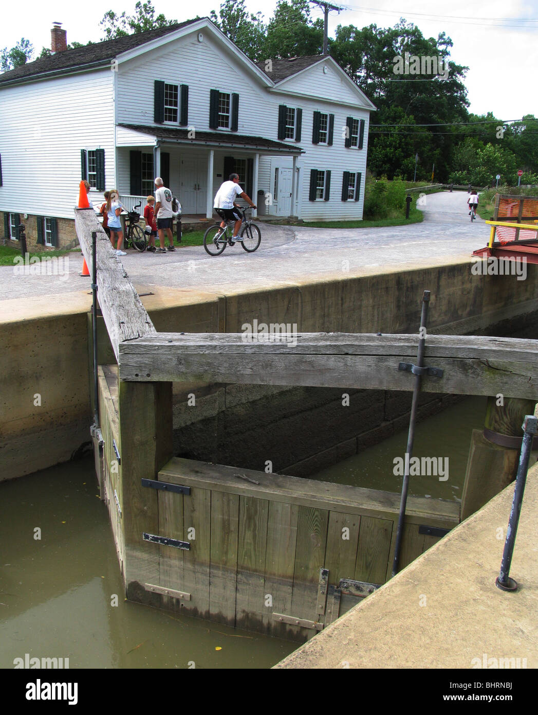 Kanalschleuse Ohio und Erie Kanal Leinpfad Trail Biker Cuyahoga Valley National Park Ohio Fahrrad Weg Wanderung Geschichte historische Person pe Stockfoto