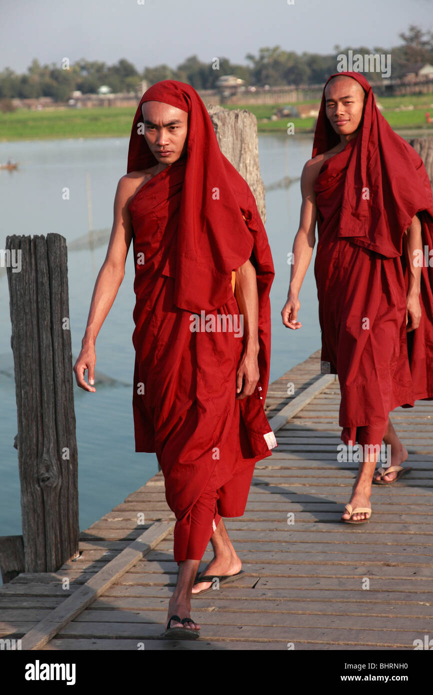 Myanmar, Burma, Amarapura, U Bein Brücke, Mönche, Stockfoto