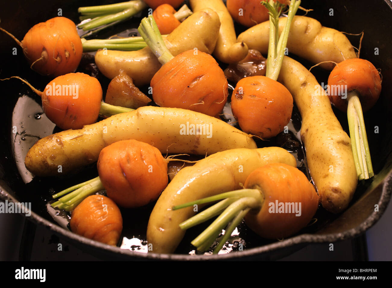 La Ratte Kartoffeln und Karotten Nugget in einer gusseisernen Pfanne Stockfoto