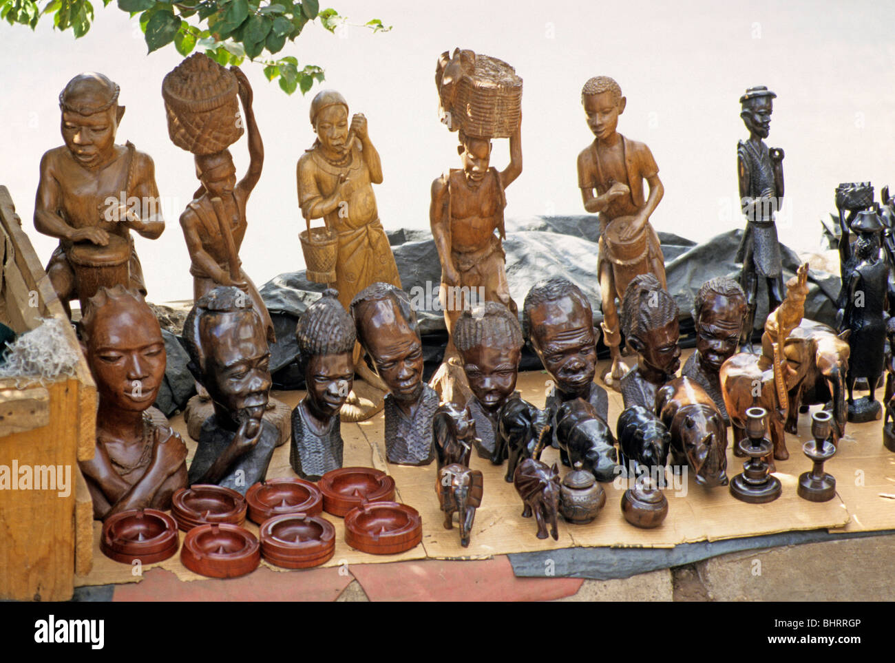 Verkaufsstand verkaufen Holzschnitzereien in Lilongwe Markt, Malawi, Afrika Stockfoto
