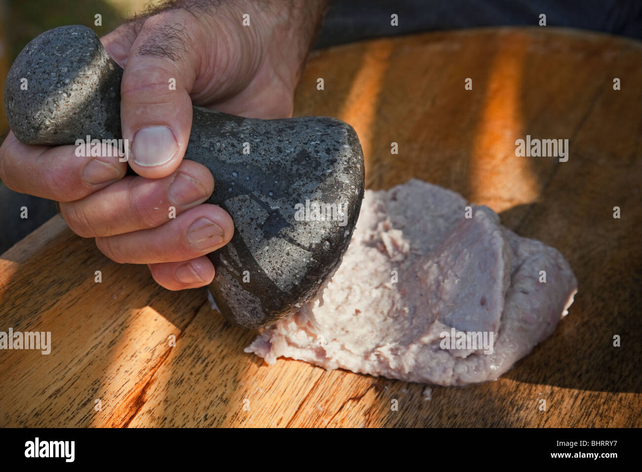 POI-Pfünder auf gekochten Tarowurzel verwendet, um Poi für das Essen vorzubereiten. Stockfoto