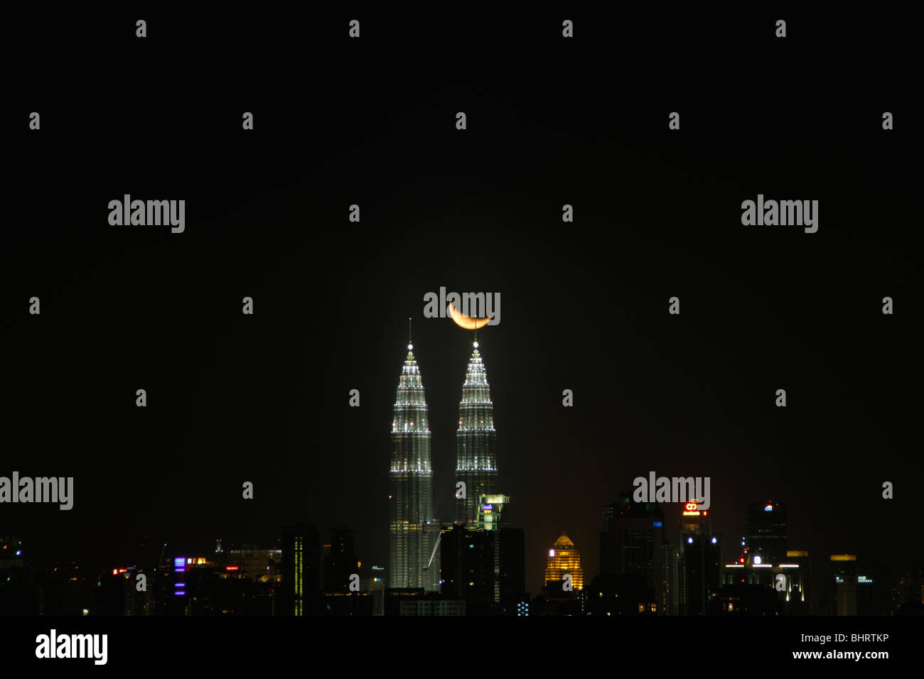 Monduntergang auf Petronas Twin Tower Gebäude in Kuala Lumpur, Malaysia. Stockfoto