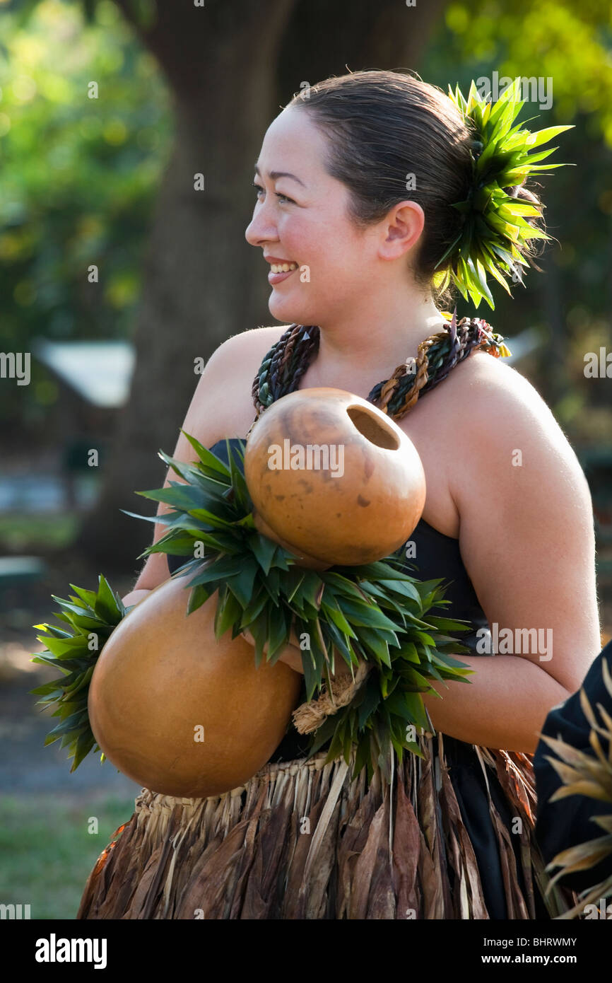 Hula-Tänzerin in traditionellen Ti Blatt Rock hält Ipu Heke vor Kahiko Hula auftritt. Stockfoto