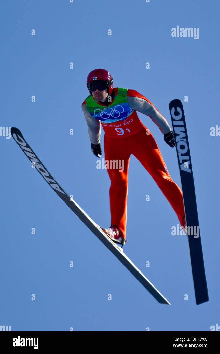 Matti Hautamaeki (FIN) im Wettbewerb jedenfalls Skisprung-Team bei den Olympischen Winterspiele 2010, Vancouver, Britisch-Kolumbien. Stockfoto