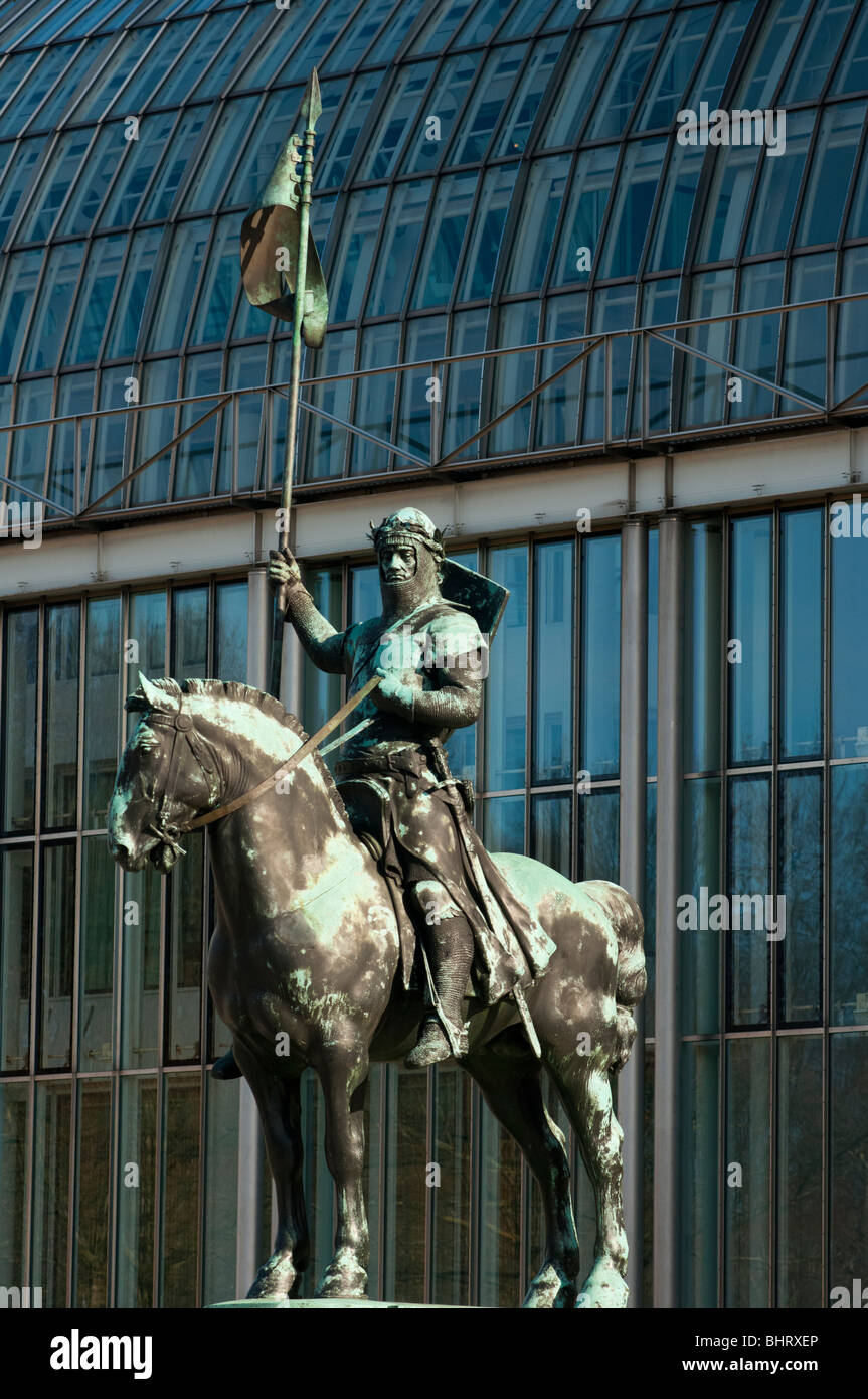 Schwarzer Ritter zu Pferd in der Bayerischen Staatskanzlei in München, Deutschland Stockfoto