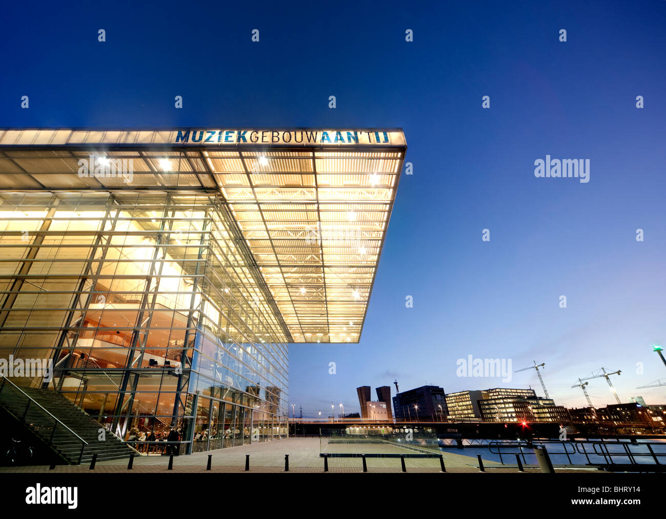 Der Abenddämmerung Amsterdamer Muziekgebouw Aan ' t IJ, Musik-Gebäude auf dem IJ und die Star Ferry Restaurant. Stockfoto
