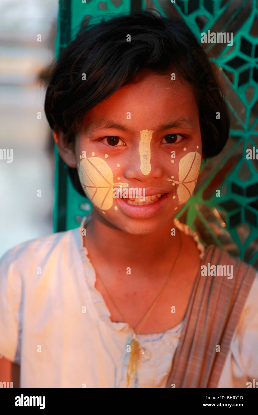 Myanmar, Burma, Mandalay, junges Mädchen mit Thanaka Make-up, Stockfoto