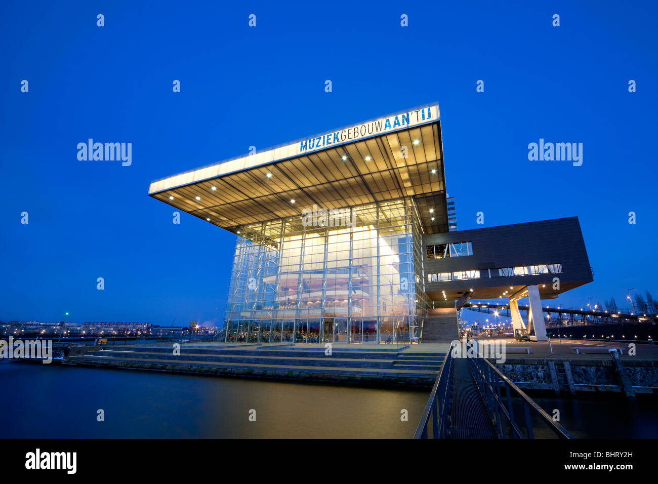 Der Abenddämmerung Amsterdamer Muziekgebouw Aan ' t IJ, Musik-Gebäude am IJ, die BIMhuis und die Star Ferry Restaurant. Stockfoto