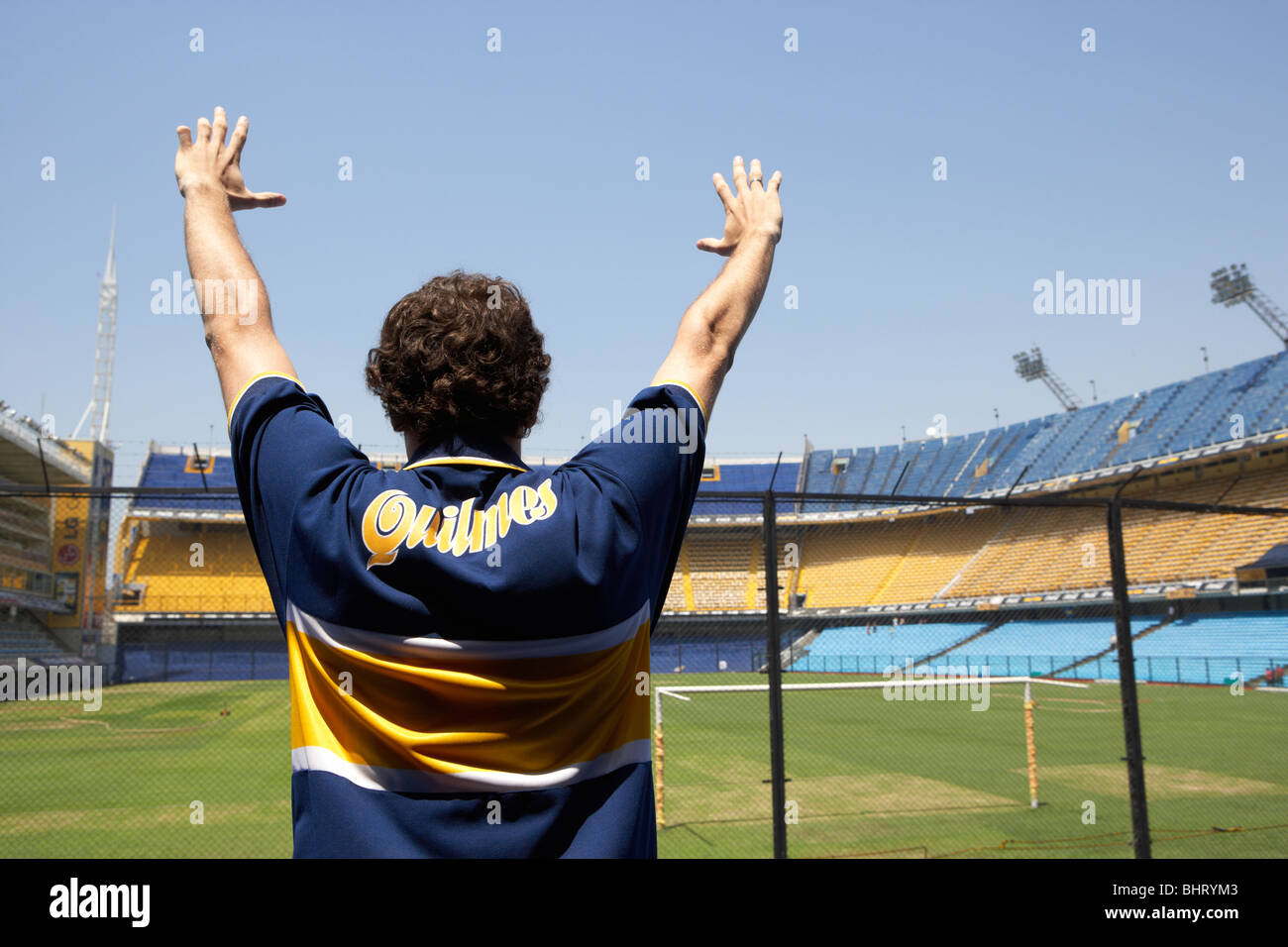 männliche Boca Juniors Lüfter hält Arme empor in das Innere des Alberto J Armando la Bombonera Stadion zu Atletico Boca juniors Stockfoto