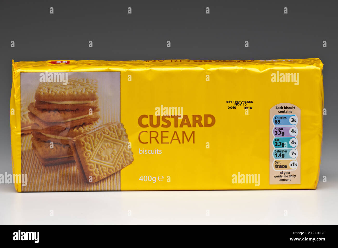 400 Gramm gelbe Packung 0f Pudding Creme Kekse Stockfoto