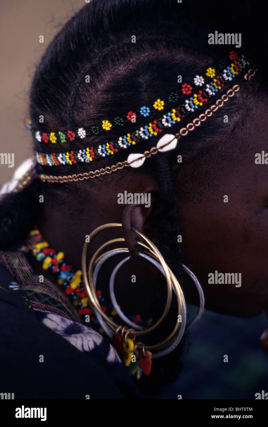 Akadaney, zentrale Niger, Westafrika. Fulbe Nomaden. Junge Frau Ohrringe, Halskette und Kopfband Stockfoto