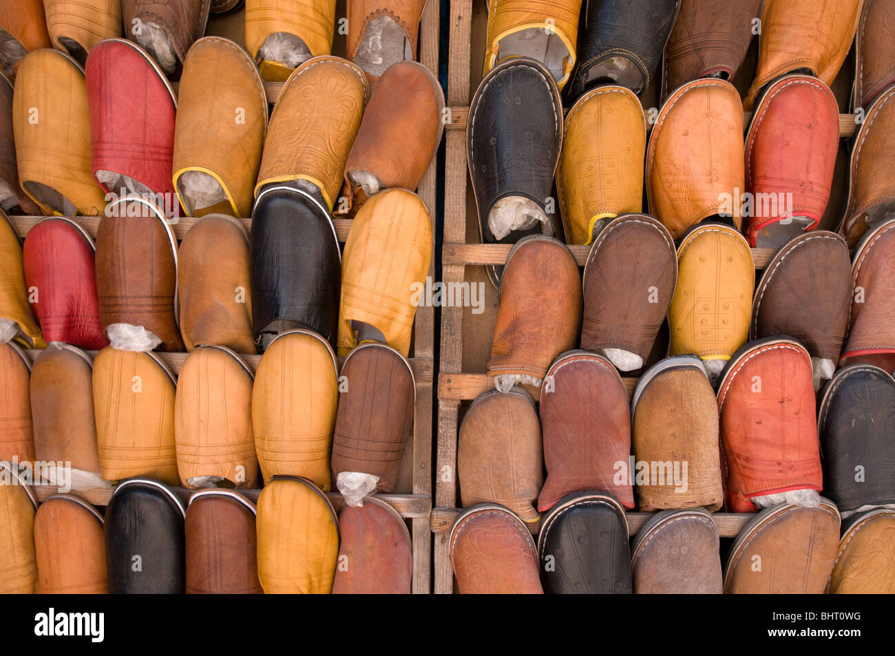 Babouche Schuhe auf einem Gestell Stockfoto