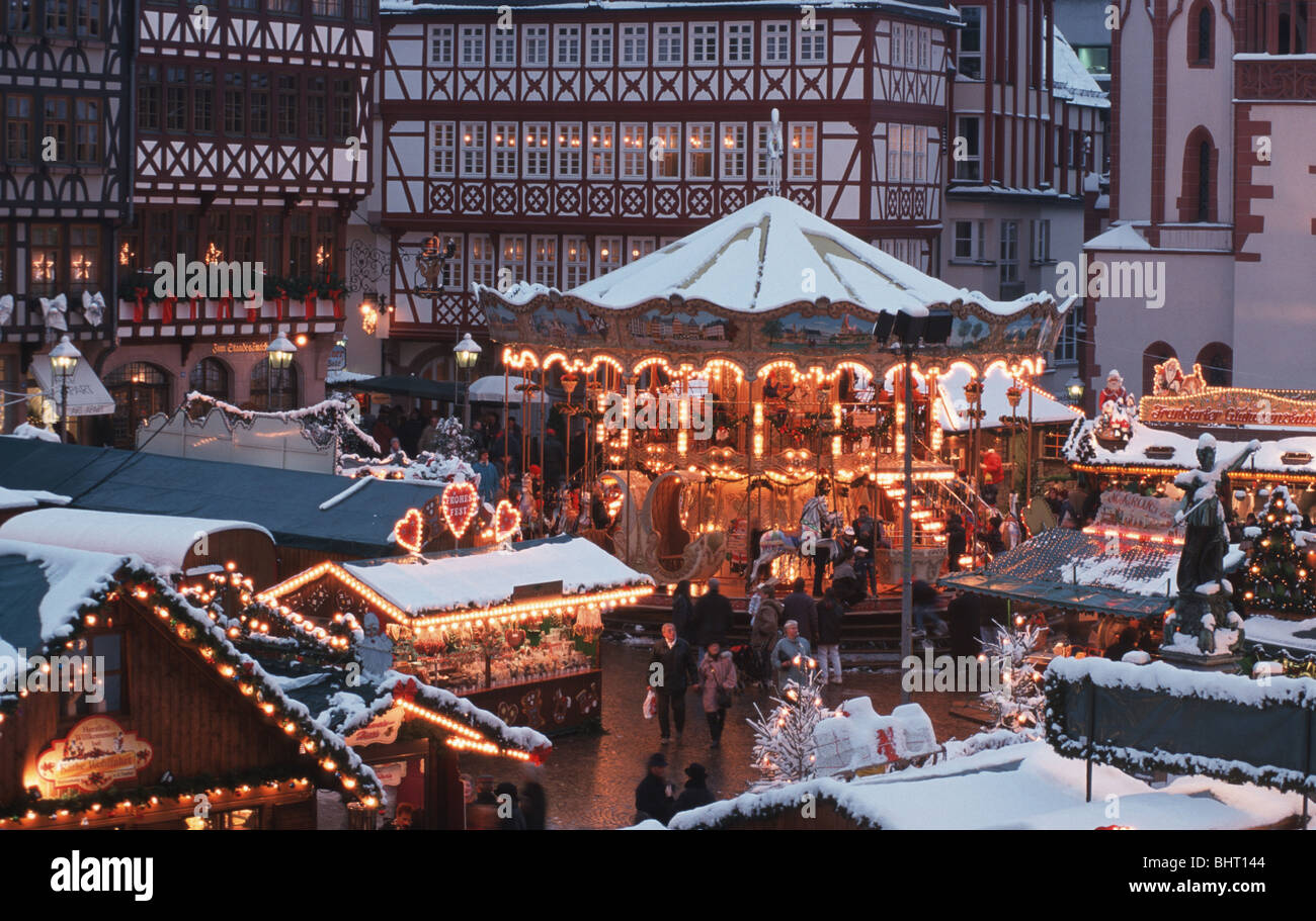 Deutschland, Deutschland, Frankfurt am Main Frankfurter Weihnachtsmarkt Mit Schnee, Kinderkarussell, Dämmerung Stockfoto