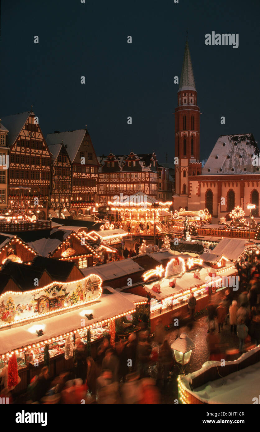 Deutschland, Deutschland, Frankfurt am Main Frankfurter Weihnachtsmarkt am Römer Mit Schnee, Bei Dämmerung Stockfoto