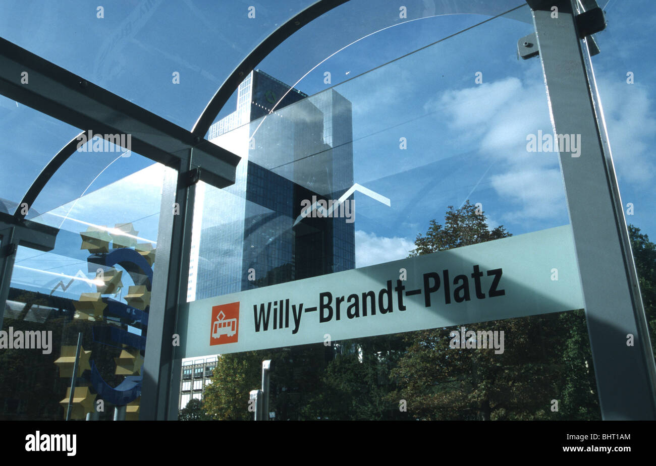 Frankfurt, Frankfurt Straßenbahnhaltestelle Willy-Brandt-Platz (Fenster), Straßenbahn-Haltestelle Willy-Brandt-Platz Stockfoto