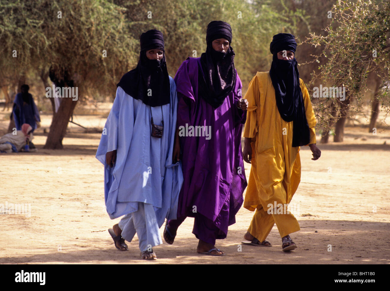 Akadaney, zentralen Niger, Westafrika. Fulani Nomaden. Männer wandern, Mund Verhüllt in Tuareg Mode. Jährliche Zusammenkunft, die Gerewol. Stockfoto