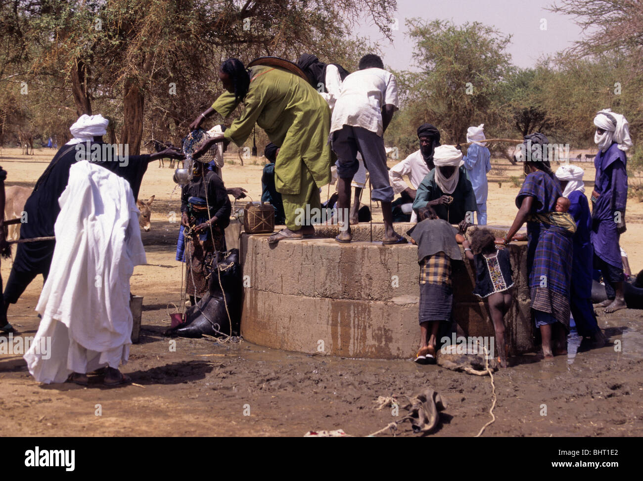 Akadaney, zentralen Niger, Westafrika. Fulani Nomaden am Brunnen. Jährliche Zusammenkunft, die Gerewol. Stockfoto