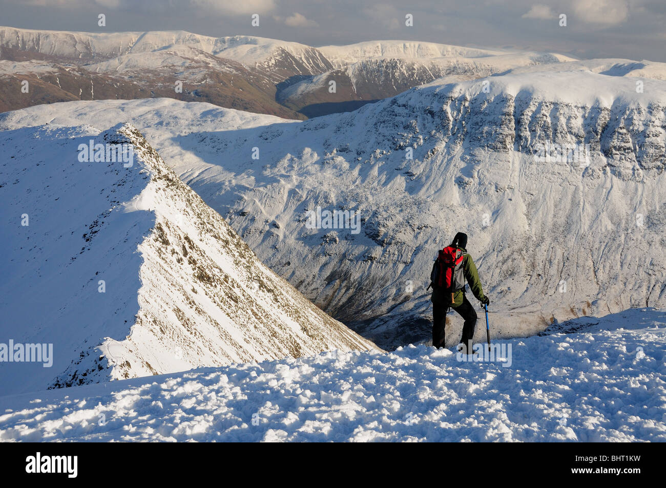 Walker, genießen Sie den Winter Blick über Striding Edge und St Sunday Crag vom Gipfel des Lakelandpoeten im englischen Lake District Stockfoto
