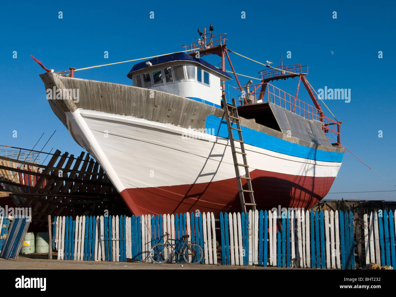 Ein Boot in einer Werft in Essaouira, Marokko Stockfoto
