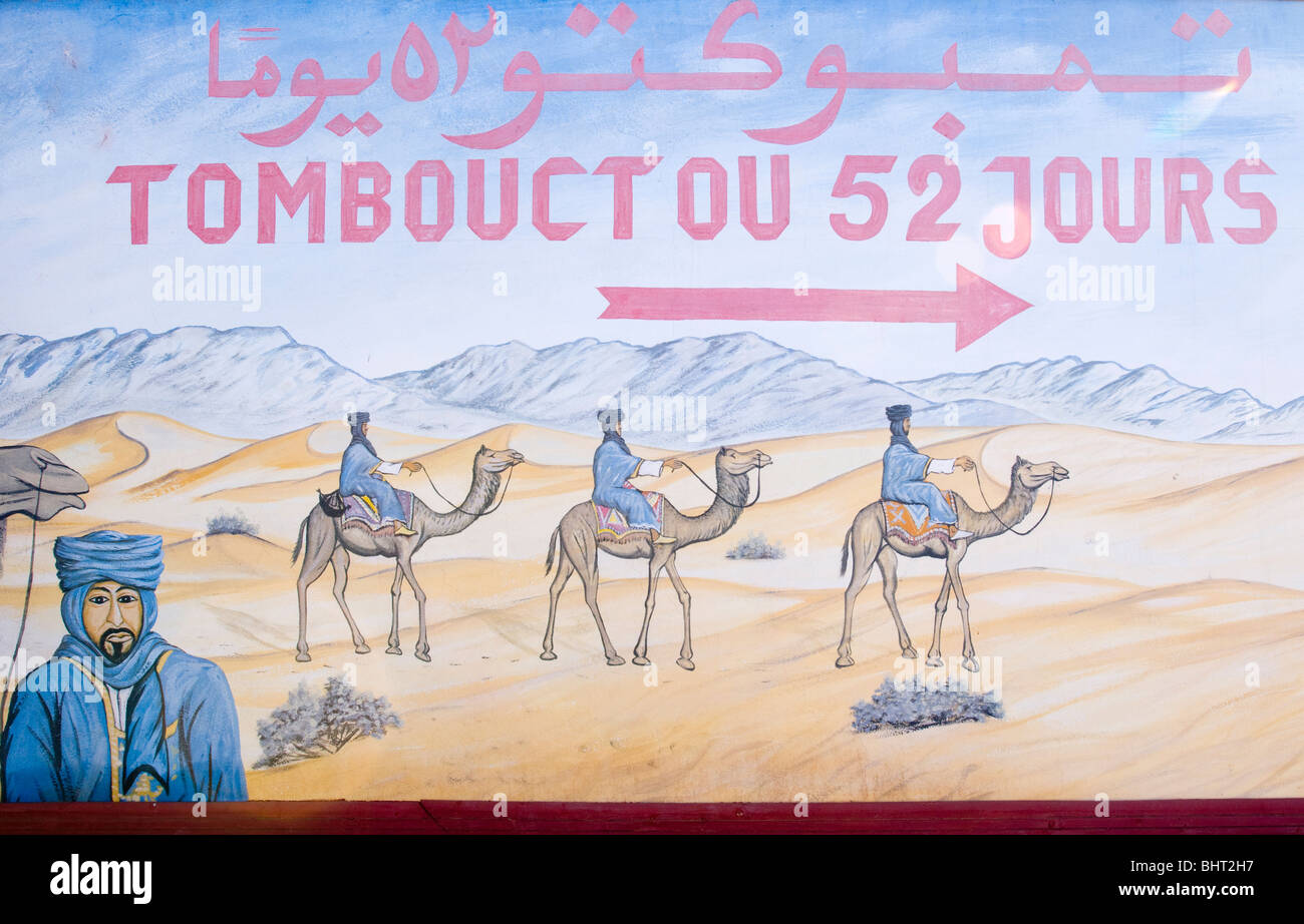 Gemalte Zeichen in Zagora, Marokko zeigt den Weg zum Timbuktu und die Zeit genommen, um es mit dem Kamel zu erreichen. Stockfoto