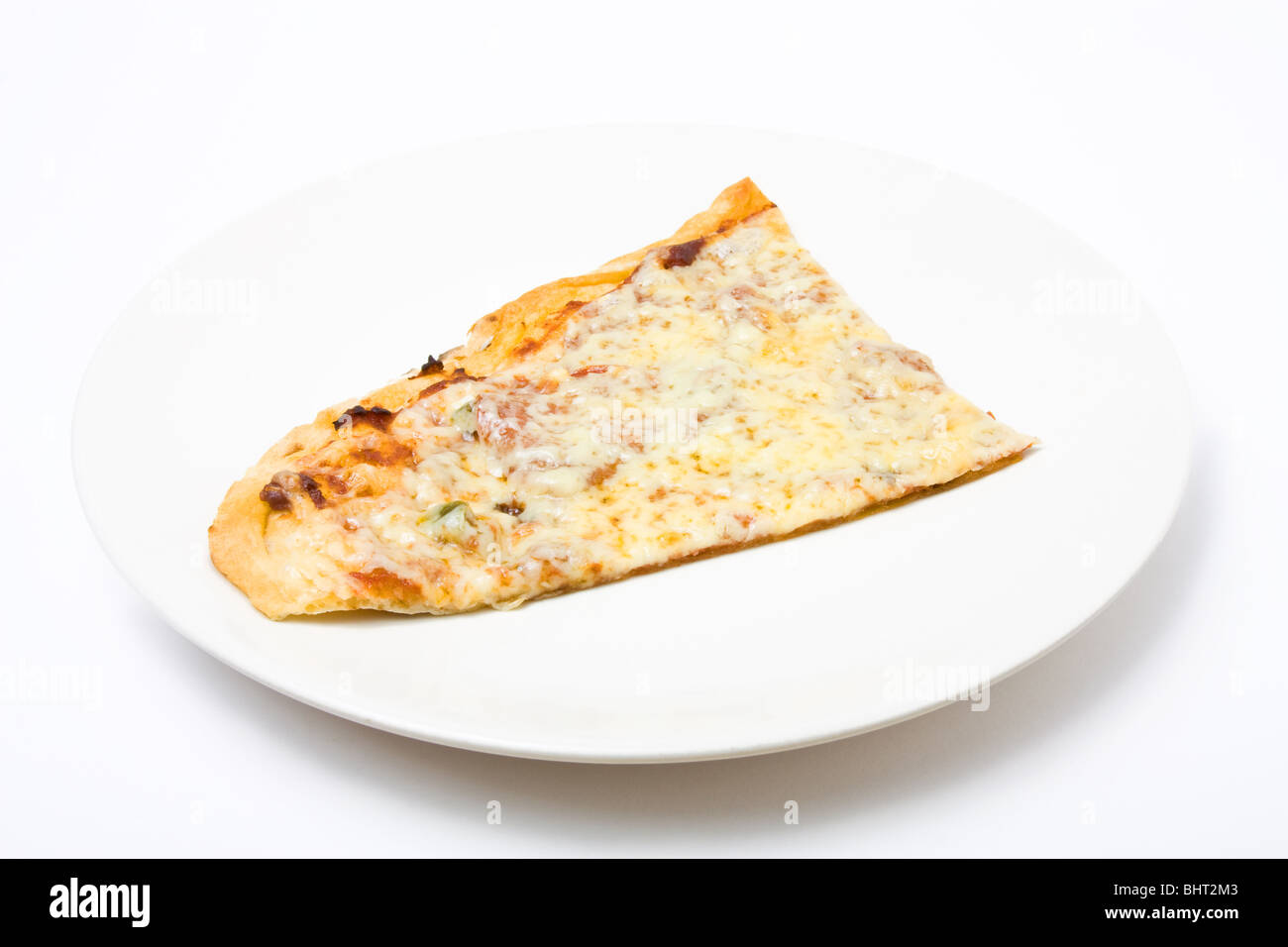 Dünne n knusprige hausgemachte Salami Pizza auf Platte vor weißem Hintergrund. Stockfoto