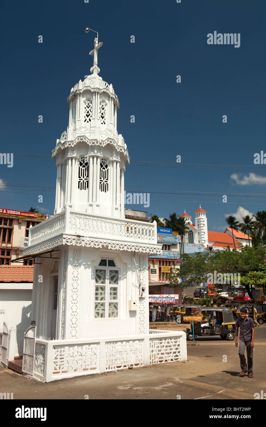 Indien, Kerala, Kothamangalam, Mar Thoma Kirche Capella, kleine symbolische Turmspitze mit religiösen Bild Stockfoto
