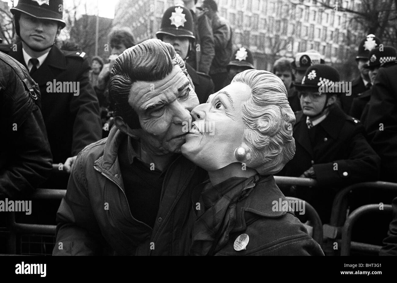 Maskierte Demonstranten posieren als westliche Führer Ronald Reagan und Margaret Thatcher küssen bei einer Demonstration der CND. Stockfoto