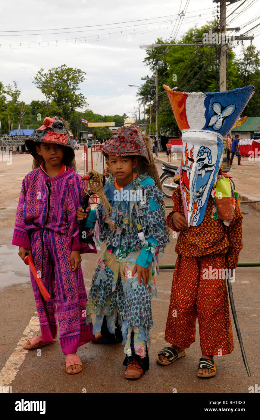 Kinder in lustigen bunten ghost-Anzügen und Masken, Phitakon Festival (Phi ta Khon), Dansai, Loei, Thailand Stockfoto