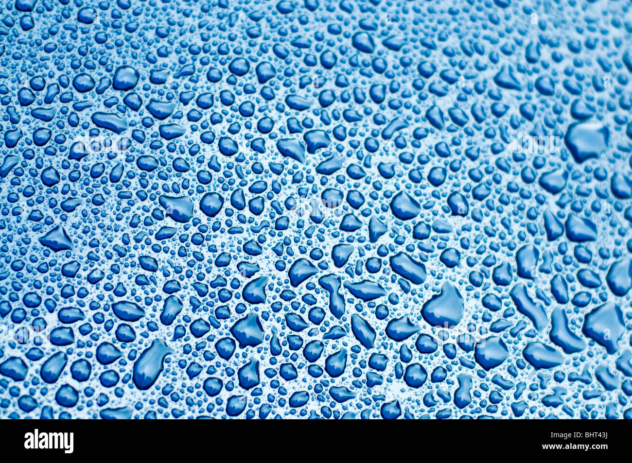 Regentropfen auf einer metallischen Oberfläche Stockfoto
