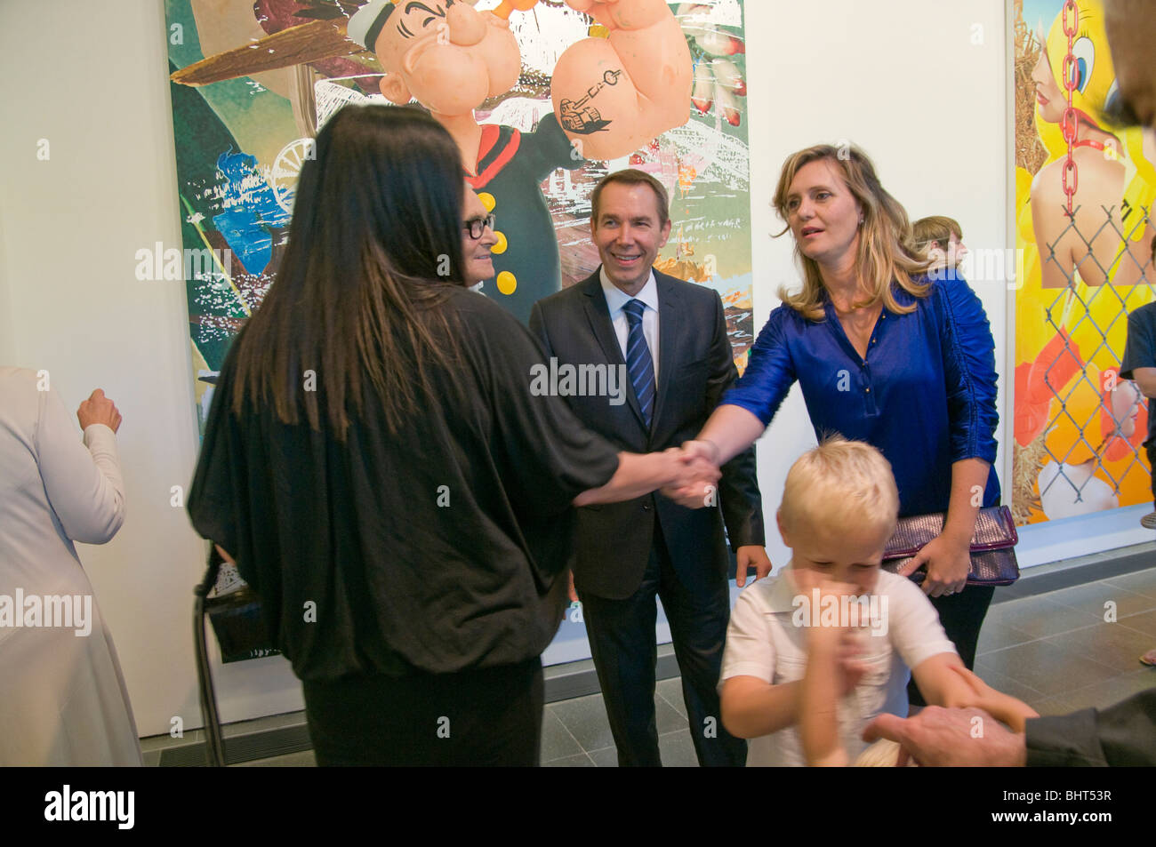 BRITISCHE KÜNSTLER JEFF KOONS UND FAMILIE IN SEINER AUSSTELLUNG IN DER SERPENTINE GALLERY IN LONDON Stockfoto