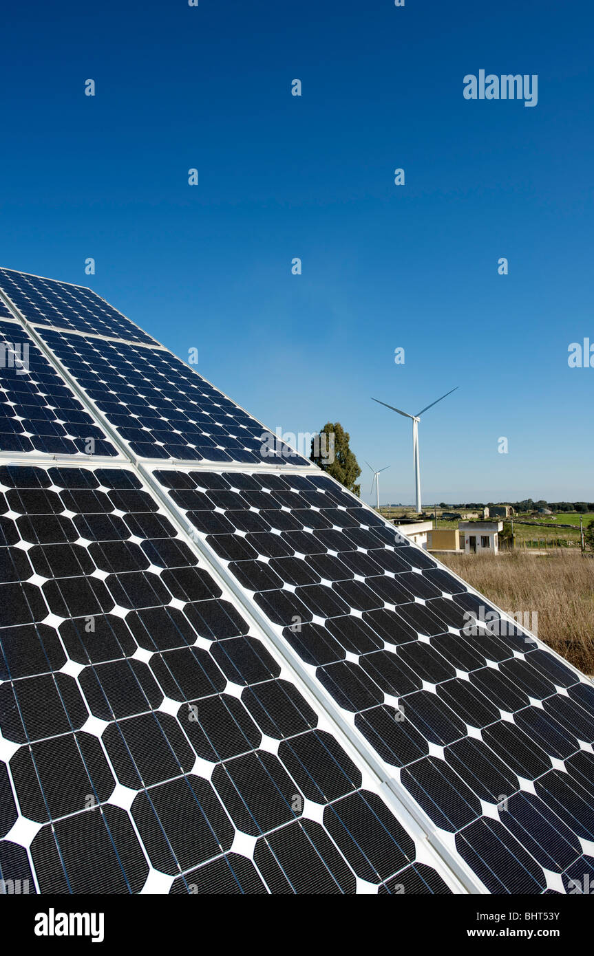 Solar und Windenergie Stockfoto