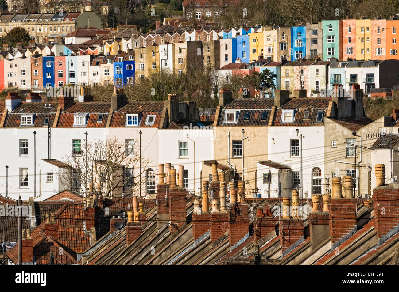 Alten terrassierten Gehäuse verpackt dicht auf einem Hügel im Sonnenlicht Stockfoto