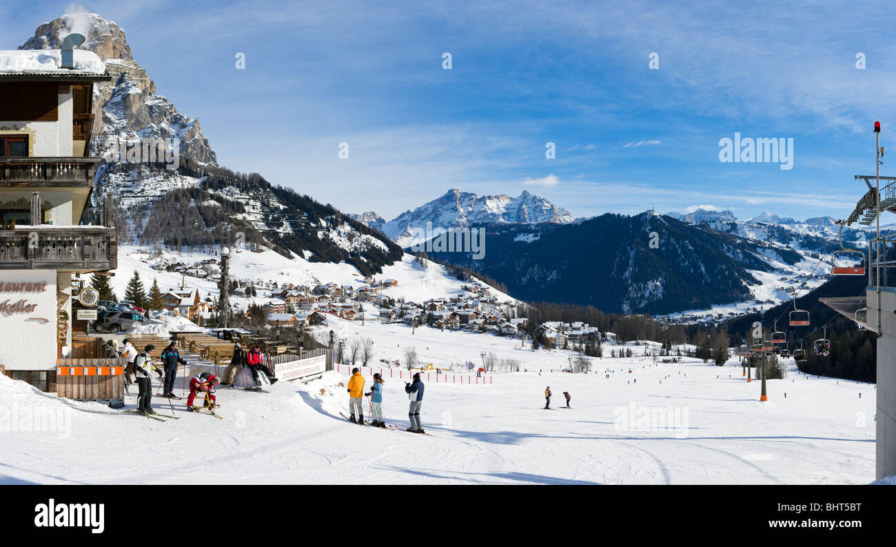 Blick über das Resort von Colfosco mit Corvara in der Ferne, Sella Ronda Skigebiet Alta Badia, Dolomiten, Italien Stockfoto