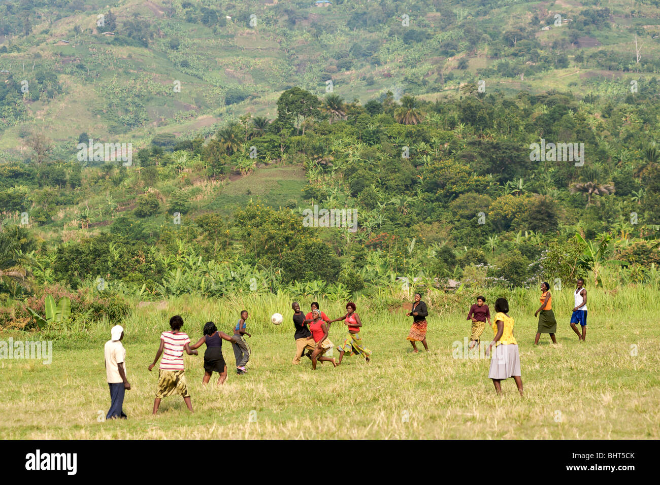 Ugander Fußballspielen im Westen Ugandas. Stockfoto